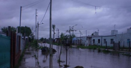 Inundados y olvidados: tomaron monoblocks en Los Piletones